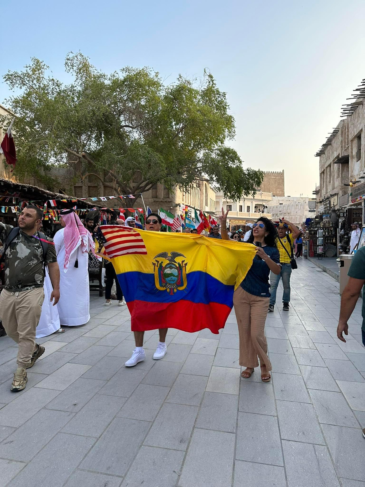 Cổ động viên các nước đổ bộ tới Qatar trước thềm World Cup 2022. ảnh Thuỳ Dung