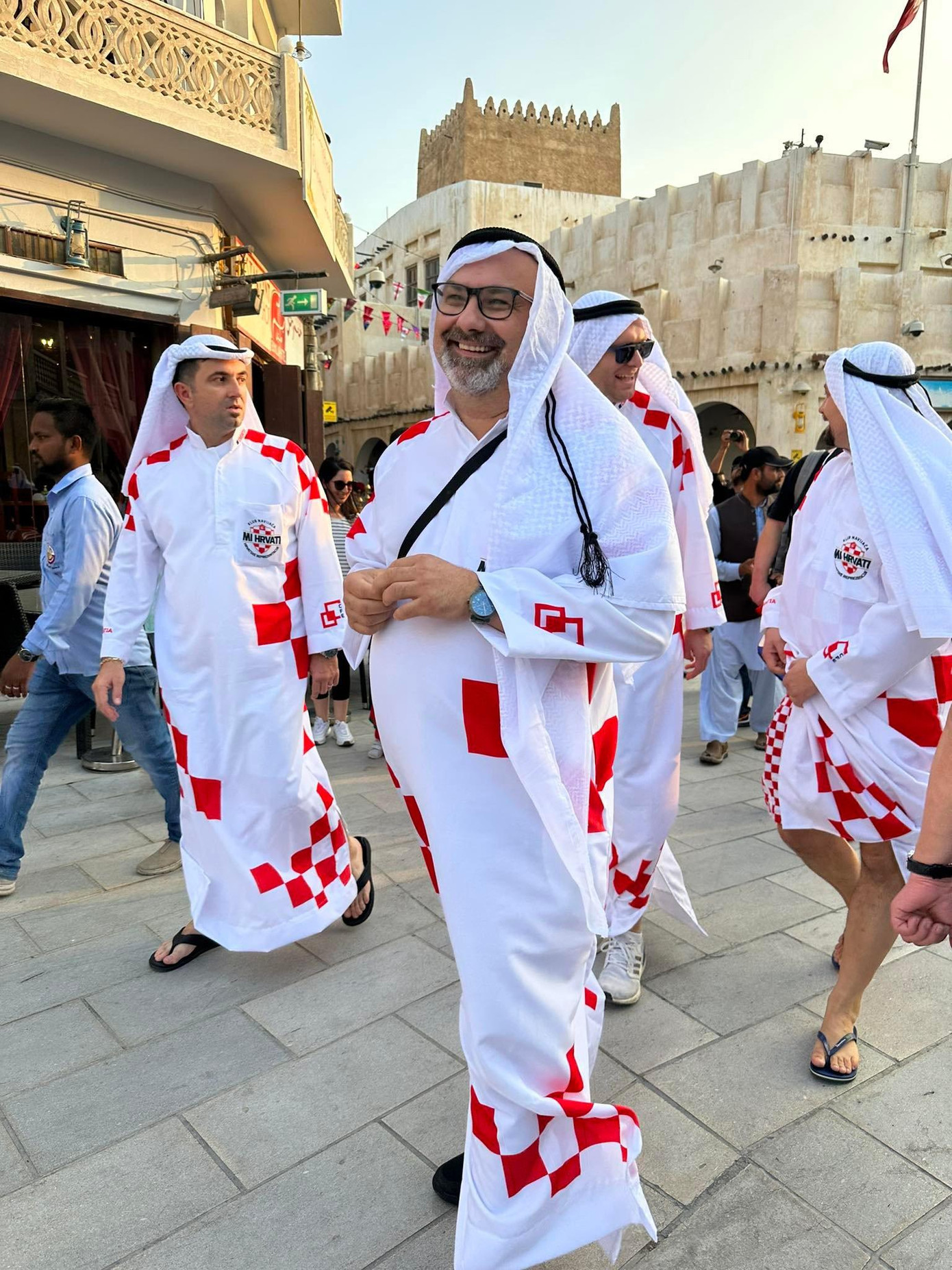 Cổ động viên các nước đổ bộ tới Qatar trước thềm World Cup 2022. ảnh Thuỳ Dung