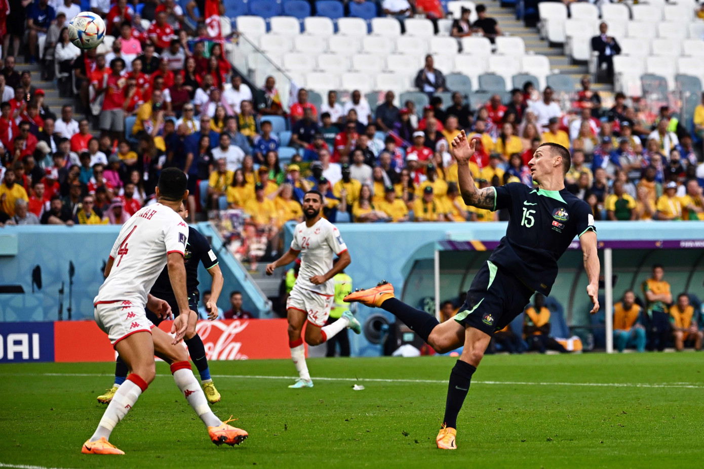 Pha đánh đầu hiểm hóc của Mitchell Duke ghi bàn mở tỷ số cho Australia. Ảnh AFP