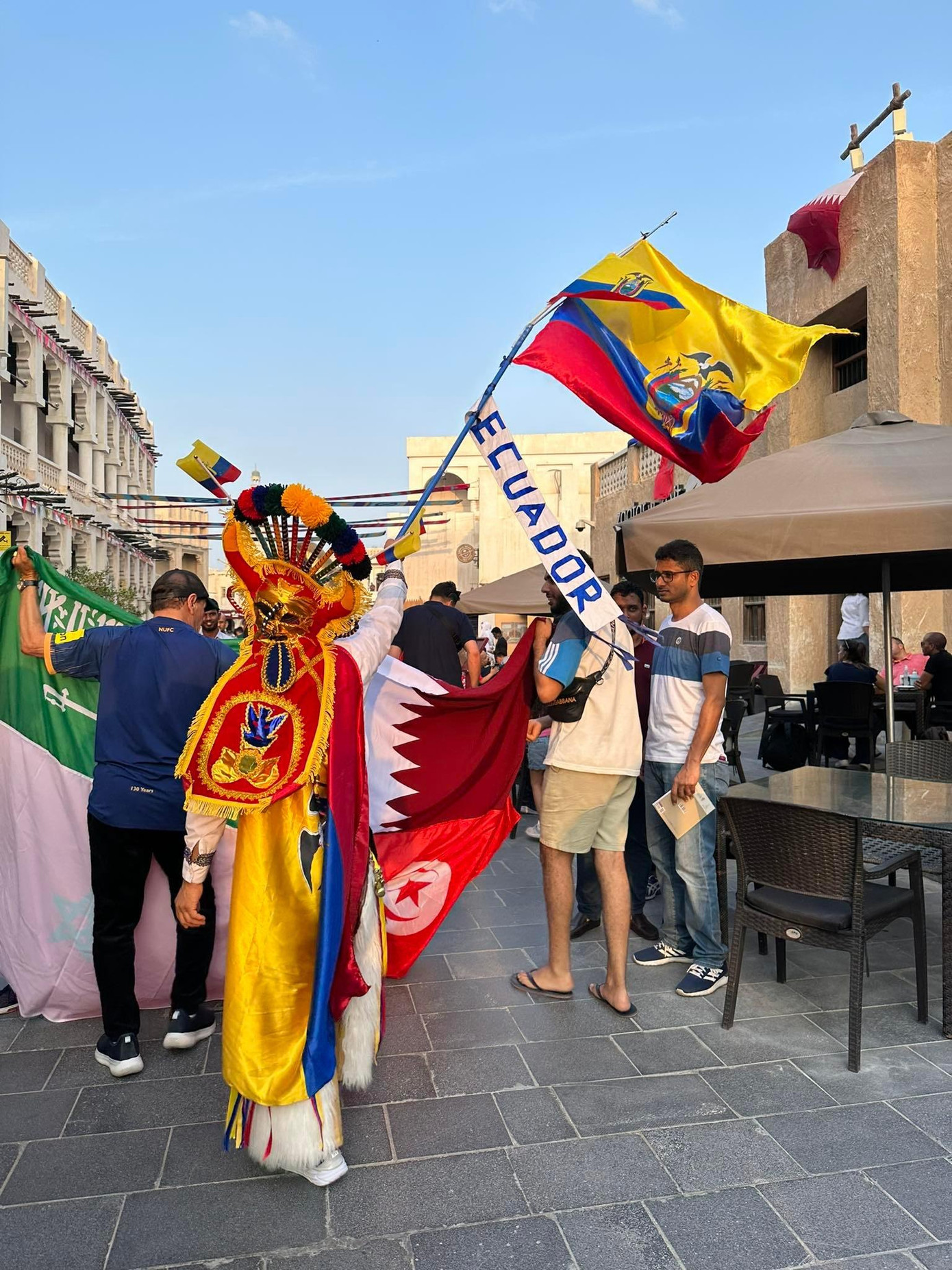 Cổ động viên các nước đổ bộ tới Qatar trước thềm World Cup 2022. ảnh Thuỳ Dung