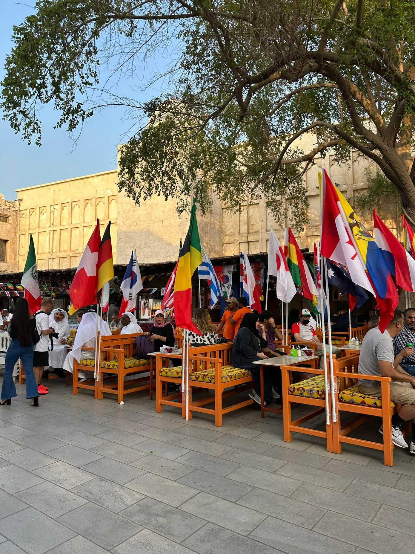 Cổ động viên các nước đổ bộ tới Qatar trước thềm World Cup 2022. ảnh Thuỳ Dung