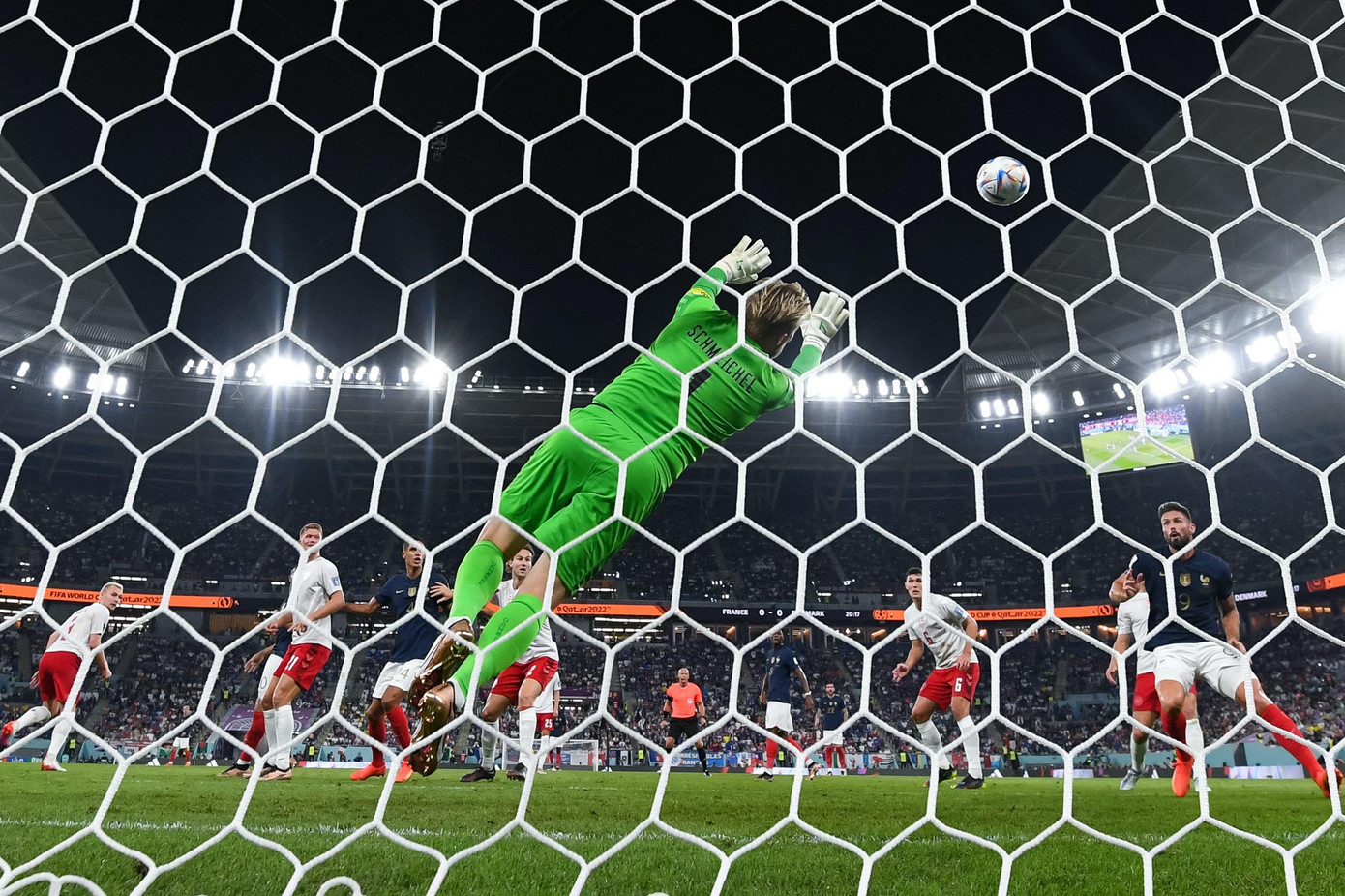 Schmeichel cứu thua cho Đan Mạch sau pha đánh đầu căng của Rabiot. Ảnh AFP