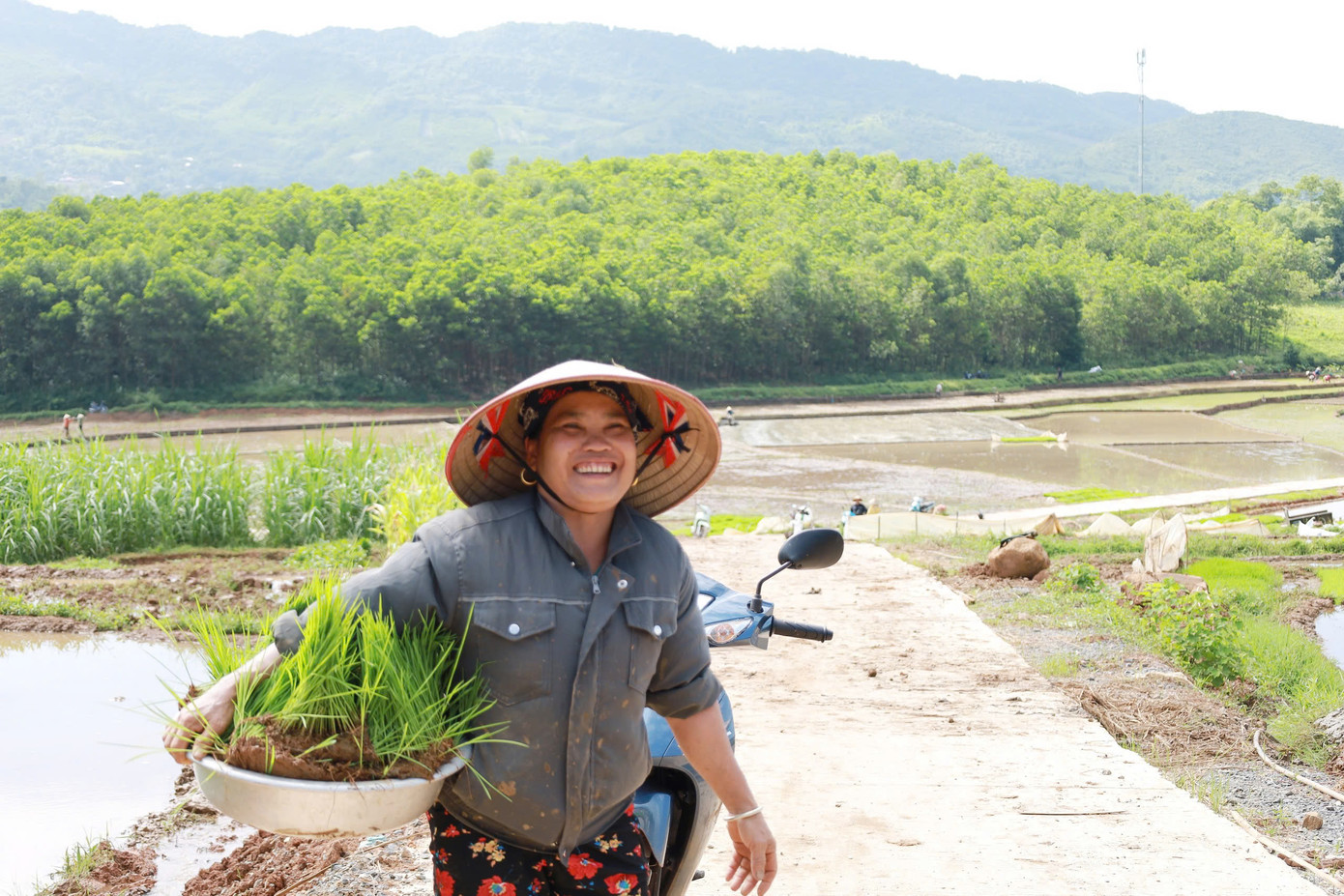 Bà Bùi Thị Oanh (55 tuổi, thôn Rài) vui mừng nói gia đình mình hiện tích cực cày bừa để chuẩn bị cấy vụ mùa và cho những mùa vàng bội thu.