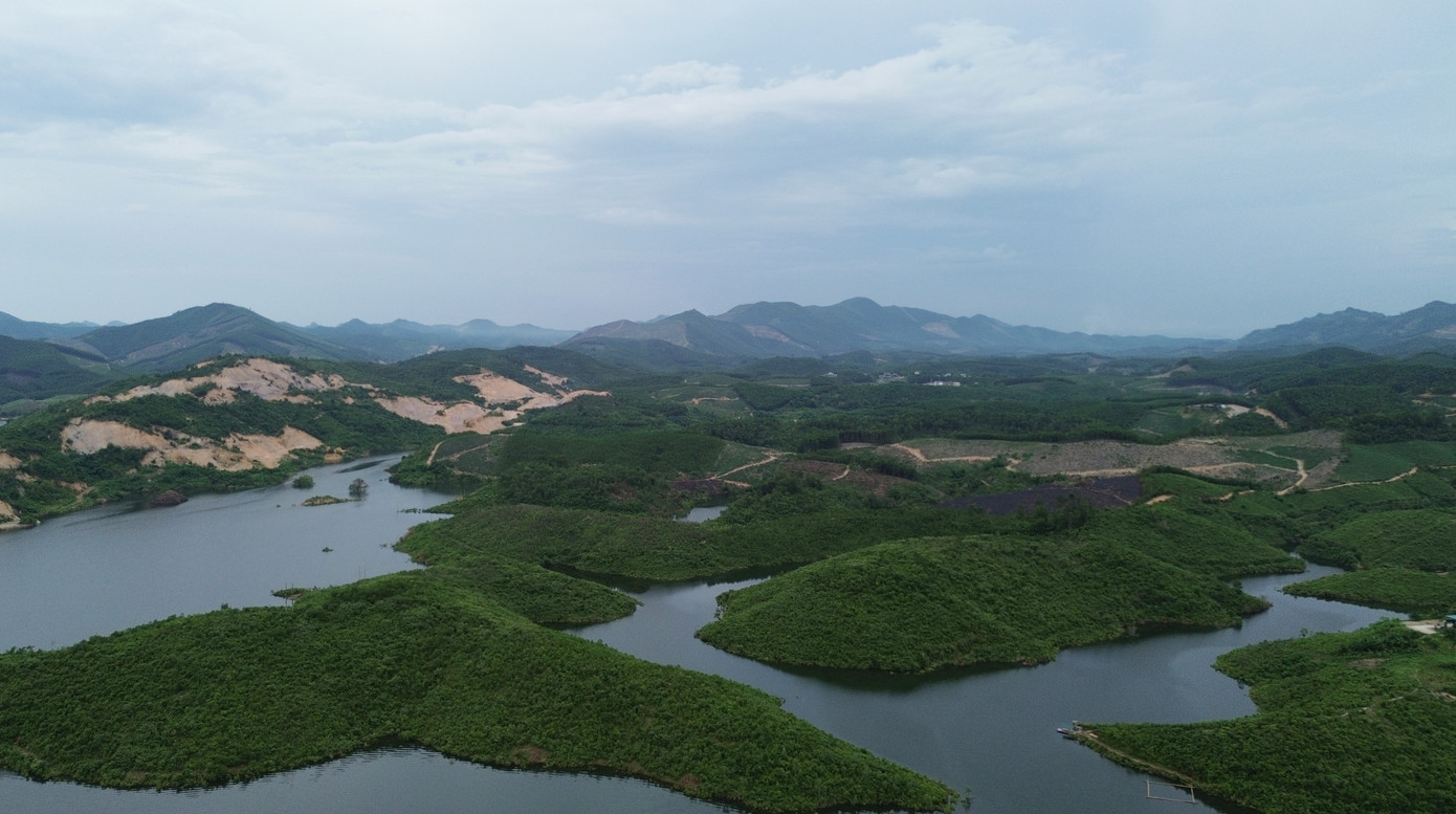 Đồng thời, hồ Cánh Tạng còn có thể đảm bảo dòng chảy môi trường hạ du về mùa khô, kết hợp giảm lũ hạ du vào mùa mưa. Hồ cũng có diện tích mặt nước rất lớn, tạo điều kiện thuận lợi phát triển nuôi trồng thủy sản.