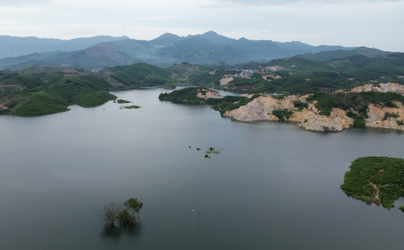Đồng thời, hồ Cánh Tạng còn có thể đảm bảo dòng chảy môi trường hạ du về mùa khô, kết hợp giảm lũ hạ du vào mùa mưa. Hồ cũng có diện tích mặt nước rất lớn, tạo điều kiện thuận lợi phát triển nuôi trồng thủy sản.