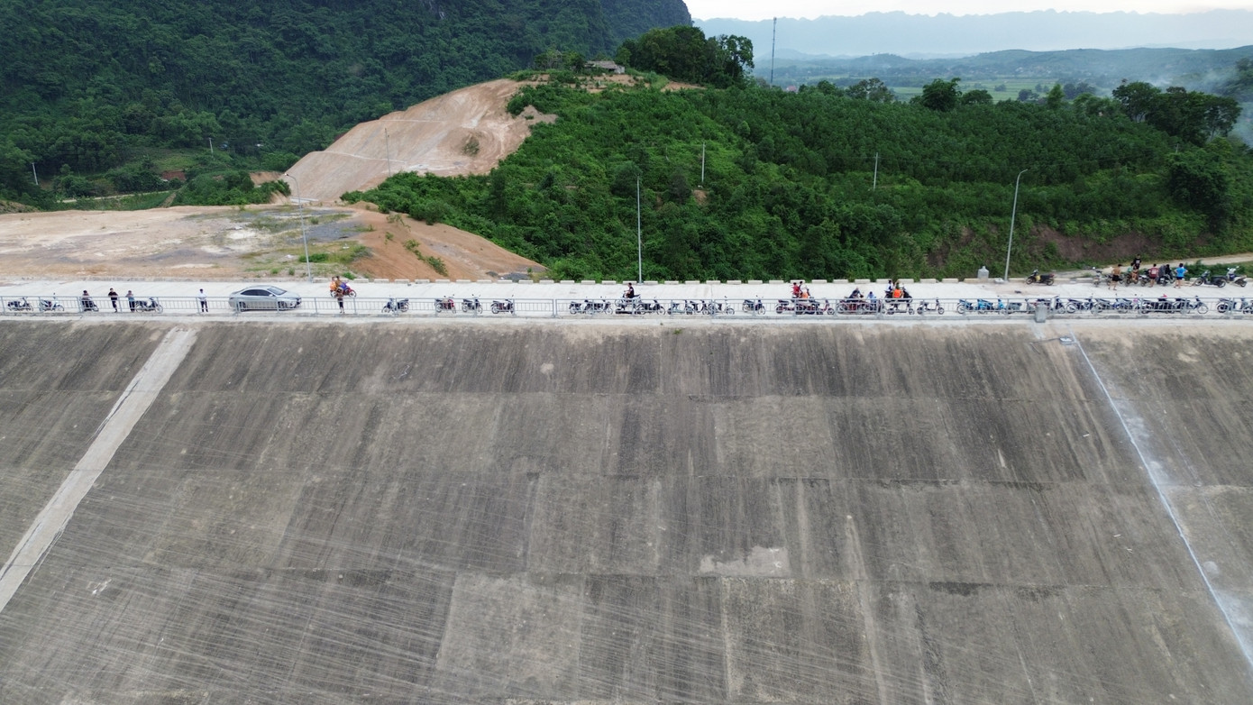 Hồ Cánh Tạng còn là một trong những đập thủy lợi đắp đất cao bậc nhất Việt Nam với đập chính cao 53,2m, dài hơn 850m; đập phụ dài hơn 160 m, cao 36,5 m. Đập hồ Cánh Tạng cao gần bằng hồ chứa nước Ngàn Trươi (tỉnh Hà Tĩnh, công trình được xem là đập đất thủy lợi cao nhất Việt Nam hiện tại, với đỉnh đập cao 57,8 m).