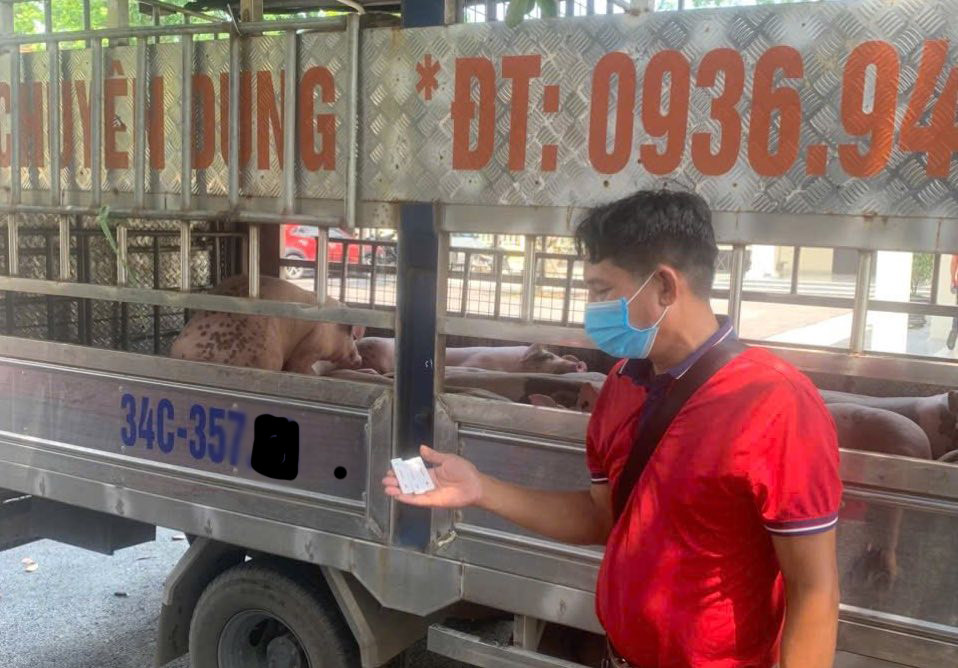 Cơ quan chức năng lấy mẫu xét nghiệm. Cơ quan chức năng lấy mẫu xét nghiệm.