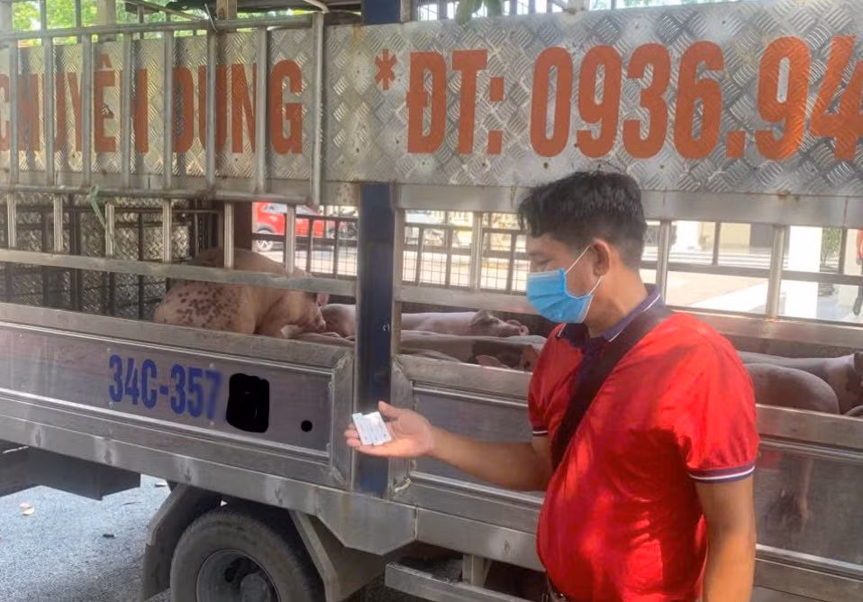 Cơ quan chức năng lấy mẫu xét nghiệm.