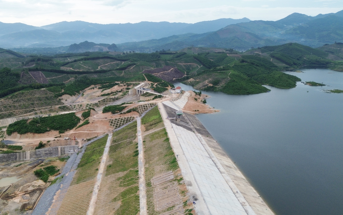 Dự án hồ Cánh Tạng được Thủ tướng Chính phủ chấp thuận chủ trương đầu tư vào tháng 4/2017, dự kiến hoàn thành trong quý II/2022. Công trình do Bộ Nông nghiệp và Phát triển Nông thôn (nay là Bộ Nông nghiệp và môi trường) làm chủ đầu tư.