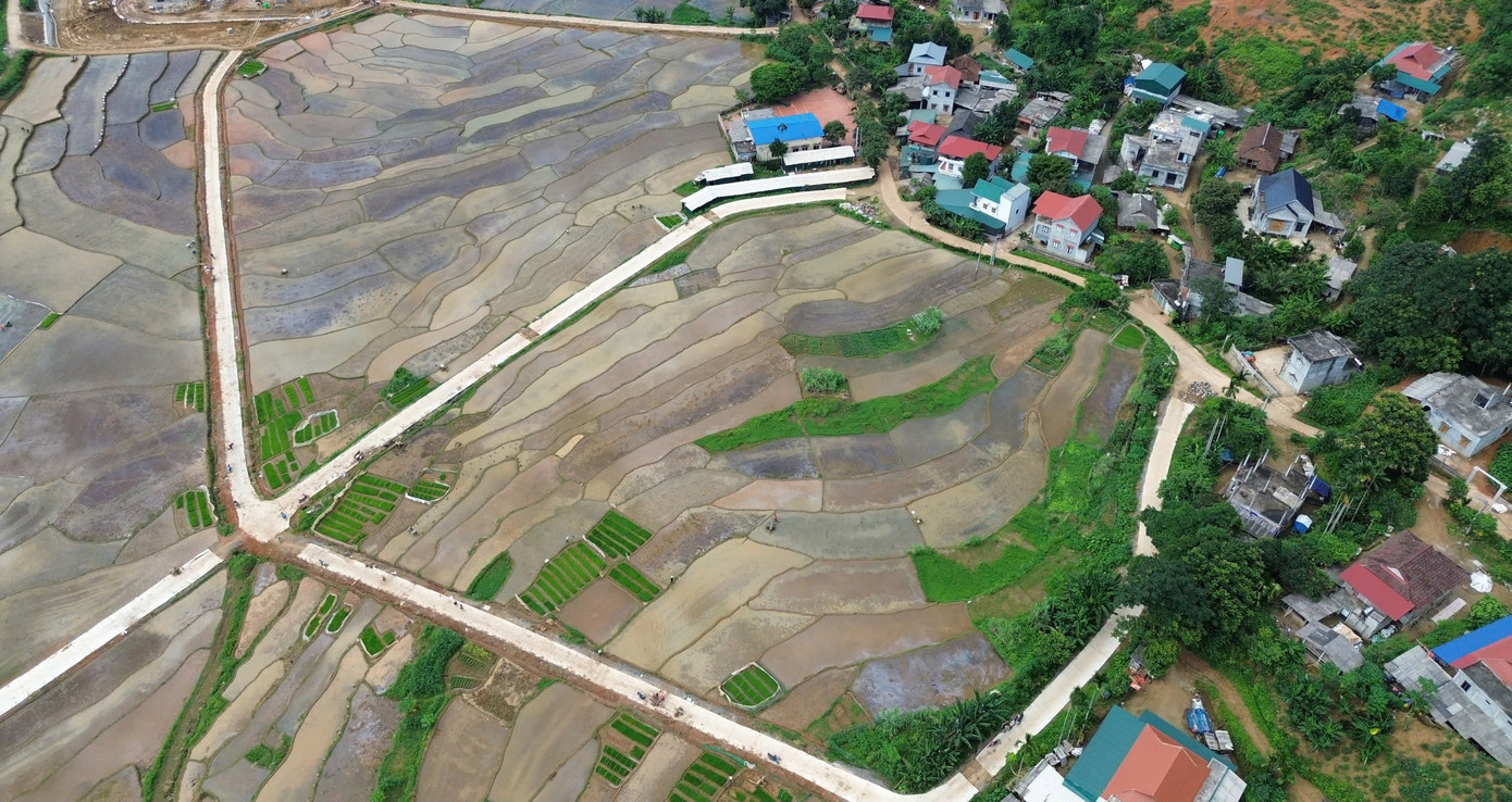 Có mặt tại thôn Rài, xã Mường Vang, tỉnh Phú Thọ, bà con nông dân đang tranh thủ thời tiết thuận lợi đổ nước, làm đất bắt đầu vào vụ cấy, đã tạo nên cảnh đẹp kỳ vĩ mê hồn nơi đây.