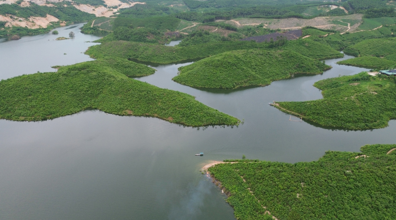 Đồng thời, hồ Cánh Tạng còn có thể đảm bảo dòng chảy môi trường hạ du về mùa khô, kết hợp giảm lũ hạ du vào mùa mưa. Hồ cũng có diện tích mặt nước rất lớn, tạo điều kiện thuận lợi phát triển nuôi trồng thủy sản.