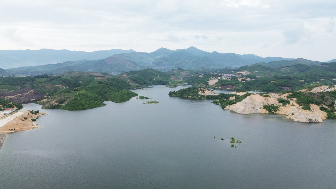Trong quá trình thực hiện dự án đã phát sinh khối lượng giải phóng mặt bằng và nguồn vốn nên dự án hồ Cánh Tạng chậm tiến độ 3 năm, dự kiến hoàn thành vào dịp 19/8 tới.