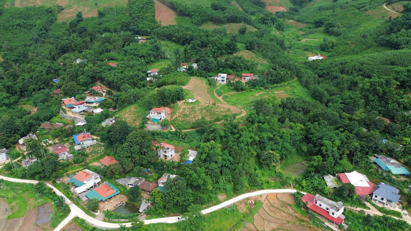 “Giờ sướng lắm cháu ạ. Đường bê tông đi ra tận ruộng, rất thuận lợi cho việc làm đồng và cho những mùa bội thu. Được Nhà nước đầu tư xây dựng cơ sở vật chất, đời sống người dân ngày càng phát triển. Ở đây, ai cũng có nhà đẹp, xe máy, cuộc sống bà con rất hạnh phúc”, bà Oanh chia sẻ.