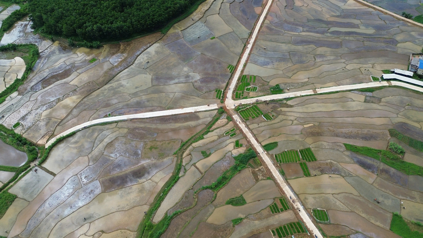 Xen giữa những thửa ruộng bậc thang long lanh nước là đám mạ non được bà con gieo trước đó một tháng để cấy cho vụ mùa mới.