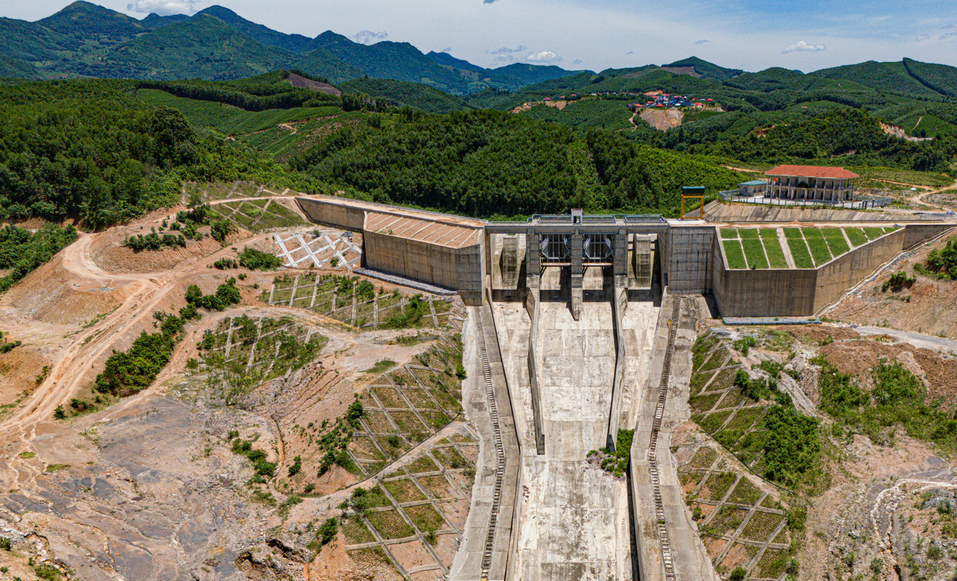 Dự án hồ Cánh Tạng được coi là công trình đại thủy nông lớn hàng đầu của miền Bắc, có diện tích mặt nước hơn 13km2, rộng gấp gần 2,5 lần hồ Tây, Hà Nội (5km2). Về dung tích, hồ Cánh Tạng chứa khoảng 95 triệu m3 nước (gấp 3 lần hồ Đại Lải).