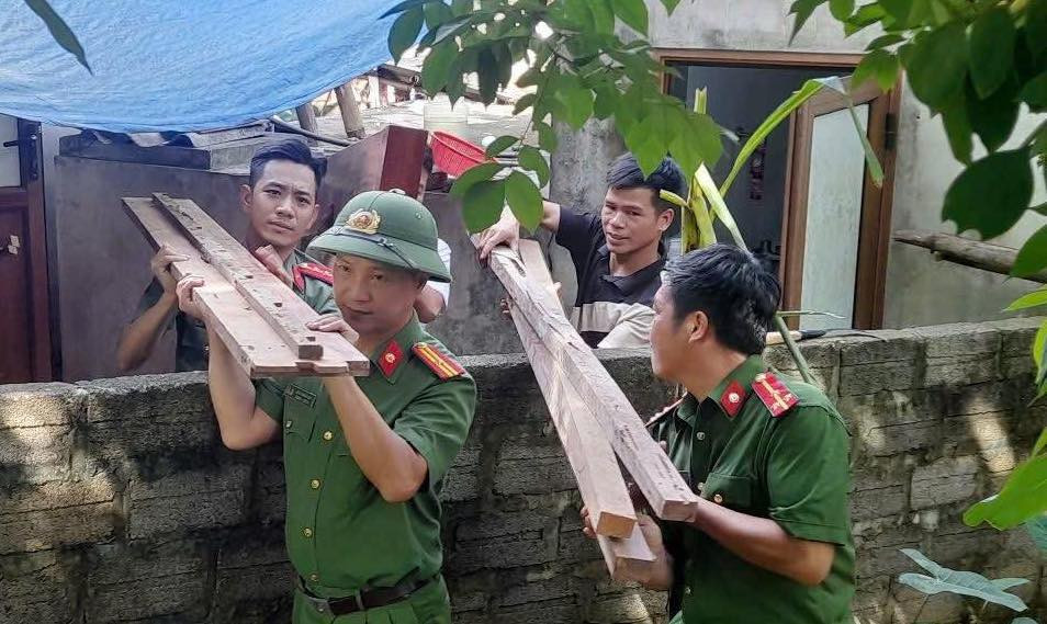 Cán bộ Công an xã Mường Hoa giúp người dân di dời tài sản. Cán bộ Công an xã Mường Hoa giúp người dân di dời tài sản.