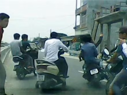 Theo dự thảo Nghị định mới, với hành vi lạng lãnh đánh võng, chạy quá tốc độ, đuổi nhau trên đường bộ mà gây tai nạn hoặc không chấp hành hiệu lệnh dừng xe của người thi hành công vụ có thể bị phạt tới 20 triệu đồng