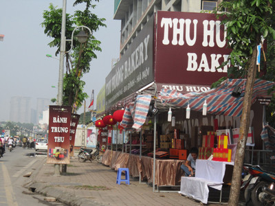 Quầy bán bánh trung thu san sát lấn vỉa hè Hà Nội. Quầy bán bánh trung thu san sát lấn vỉa hè Hà Nội