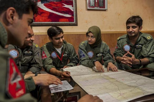 Nữ phi công 26 tuổi này đang trao đổi nghiệp vụ với các đồng nghiệp trong một phòng họp. Nữ phi công 26 tuổi này đang trao đổi nghiệp vụ với các đồng nghiệp trong một phòng họp