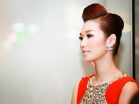 Vẻ đẹp lộng lẫy của Khánh My luôn thu hút các ống kính máy ảnh