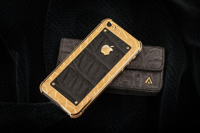 Và thậm chí là bao da làm từ da cá sấu màu xám không gian trùng với tone màu của máy. Tùy vào hình thức máy, giá chế tác dao động từ 25 đến 35 triệu đồng (không bao gồm giá iPhone 5S) 