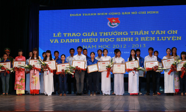 Năm nay, Giải thưởng Trần Văn Ơn được trao cho 100 học sinh; trong đó, Hội đồng xét tặng Giải thưởng cũng đã bình chọn 10 gương mặt học sinh tiêu biểu nhất