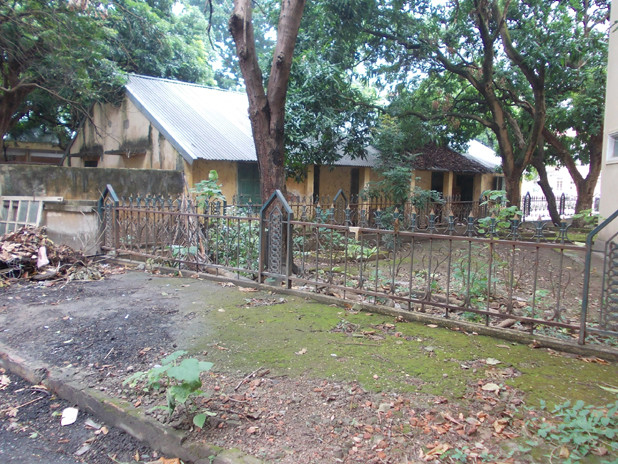 Dãy nhà cấp 4 hoang tàn gần nhà xác