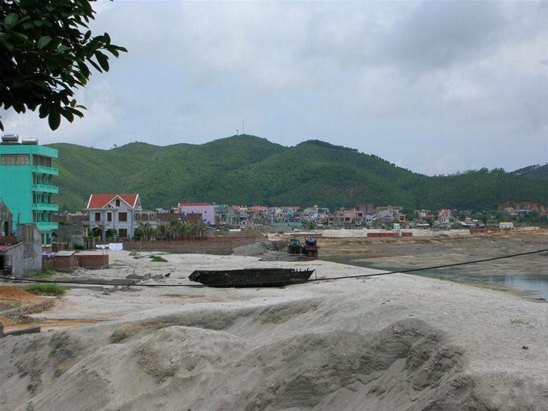 Dự án Trung tâm Thương mại-Du lịch và Dân cư Cái Rồng (Quảng Ninh) khi ông Chiến bị bắt, không tiến hành được giai đoạn 2 và nay bị chiếm dụng thành bãi đất nham nhở