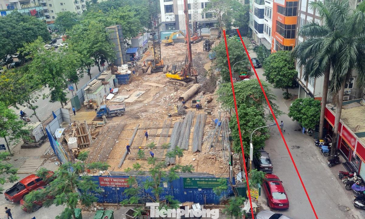 Người dân lo ngại chủ đầu tư thi công tòa NO1, trong đó có việc rào chắn Ngõ 1 Lê Văn Thiêm giáp với khu Tập thể Thủy sản để đào móng thi công 3 tầng hầm sẽ “nuốt” mất con đường dân sinh (khoanh đỏ-PV), tiềm ẩn nguy cơ sụt lún, mất an toàn PCCC... Người dân lo ngại chủ đầu tư thi công tòa NO1, trong đó có việc rào chắn Ngõ 1 Lê Văn Thiêm giáp với khu Tập thể Thủy sản để đào móng thi công 3 tầng hầm sẽ “nuốt” mất con đường dân sinh (khoanh đỏ-PV), tiềm ẩn nguy cơ sụt lún, mất an toàn PCCC...