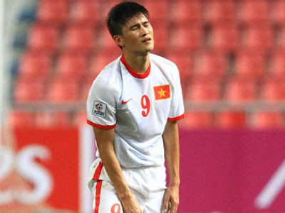 Công Vinh có màn trình diễn nhạt nhoà sau hai trận đấu thất vọng của tuyển Việt Nam. Ảnh: An Nhơn Công Vinh có màn trình diễn nhạt nhoà sau hai trận đấu thất vọng của tuyển Việt Nam