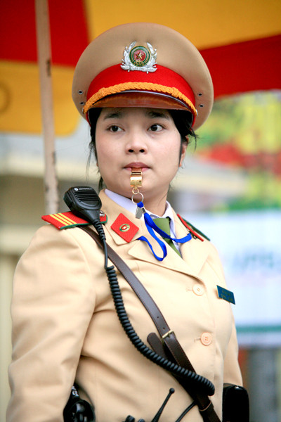 CSGT hiên ngang trước ống kính phóng viên