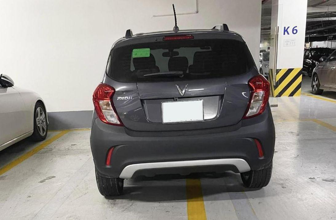 Đỗ xe theo kiểu "hai mang" trong các là trường hợp phổ biến. Hành vi này sẽ khiến các tài xế đến sau hết sức phẫn nộ nếu đây là vị trí đỗ cuối cùng trong nhà xe. Ảnh: Otofun.