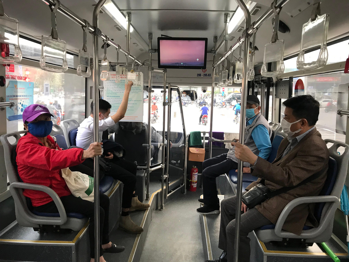 Người dân luôn đảm bảo các quy định 5K khi đi xe buýt.