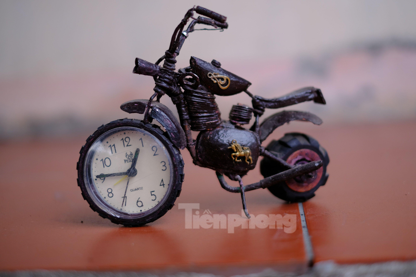 Những chi tiết trên xe được thực hiện bằng các công đoạn đơn giản và các đồ vật phế thải. Tuy nhiên khi được lắp ráp với nhau, chúng tạo nên một giá trị nghệ thuật đáng quý.