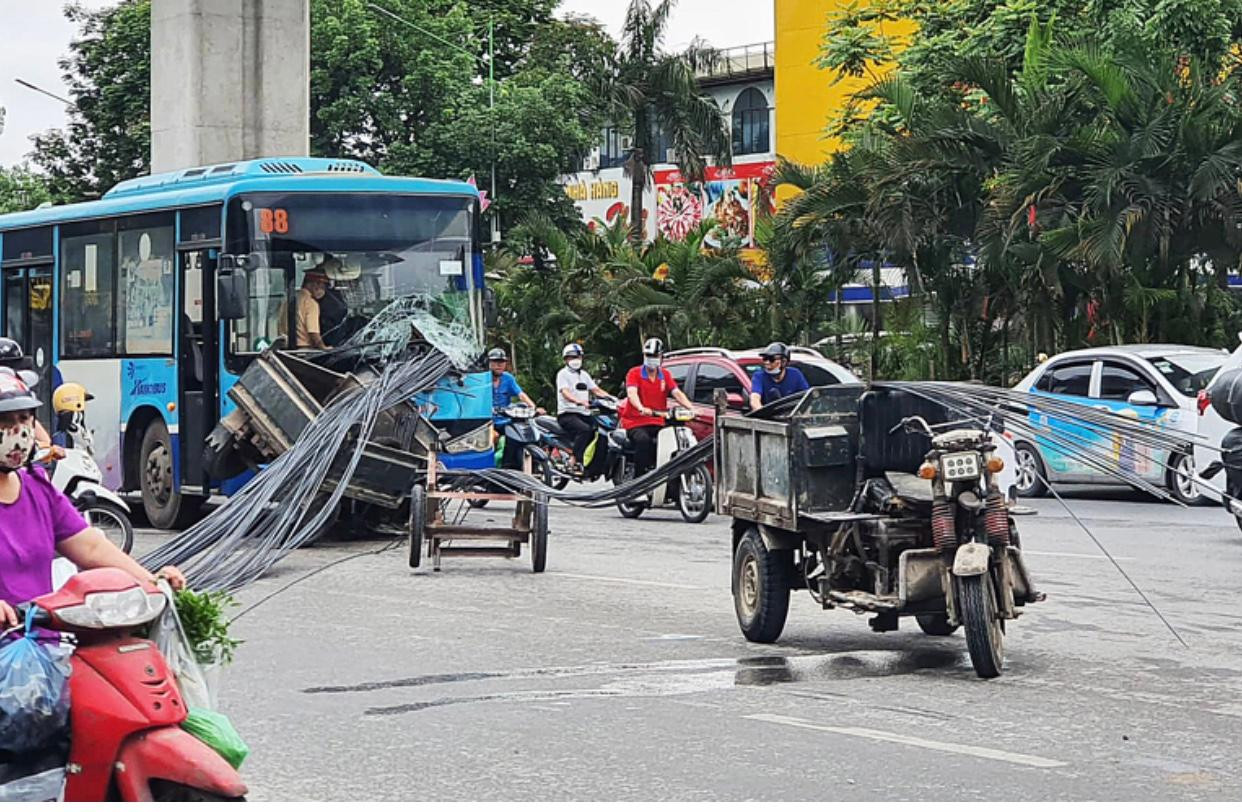 Sau vụ xe ba bánh đâm thủng kính xe buýt tại Hà Nội vào ngày 8/5, vẫn tồn tại rất nhiều xe tự chế lưu thông trong nội đô.