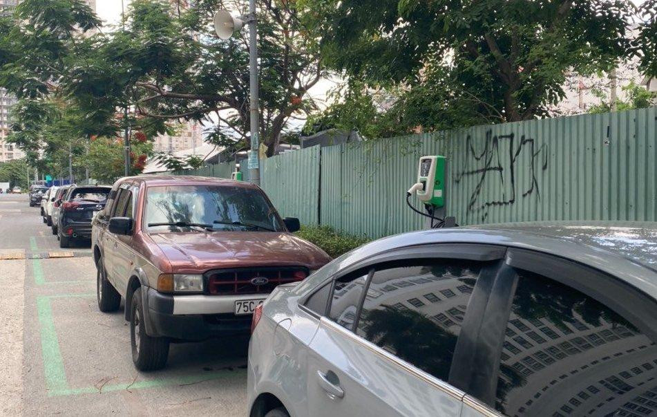 Xe xăng, dầu lấn chiếm chỗ sạc, đỗ 'ngay ngắn' tại các trụ sạc tại chung cư Hoàng Anh An Tiến, thành phố Hồ Chí Minh. Ảnh: Thạch Dương.