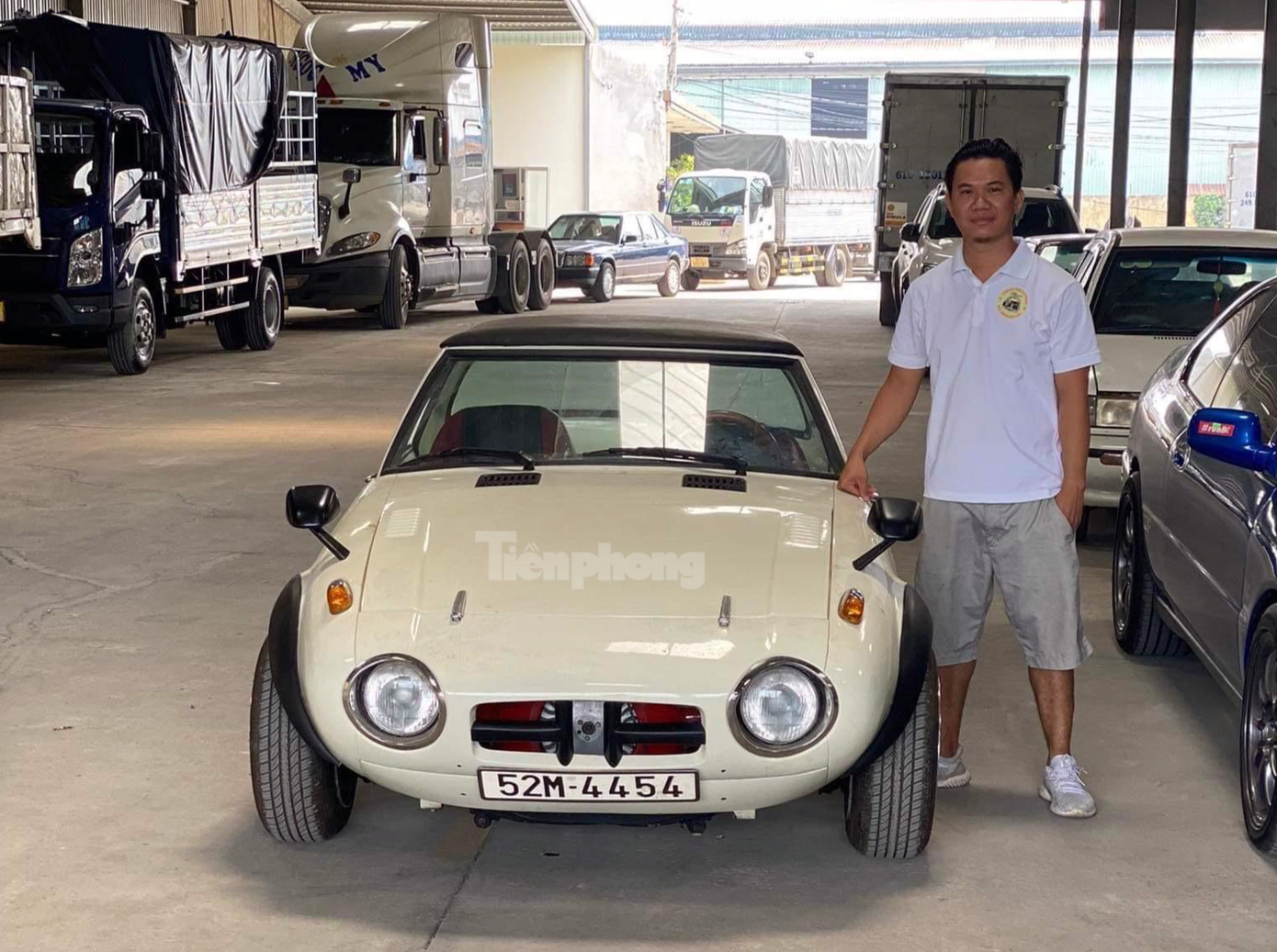 Hình ảnh chủ sở hữu bên cạnh Toyota Sports 800. Hình ảnh chủ sở hữu bên cạnh Toyota Sports 800.