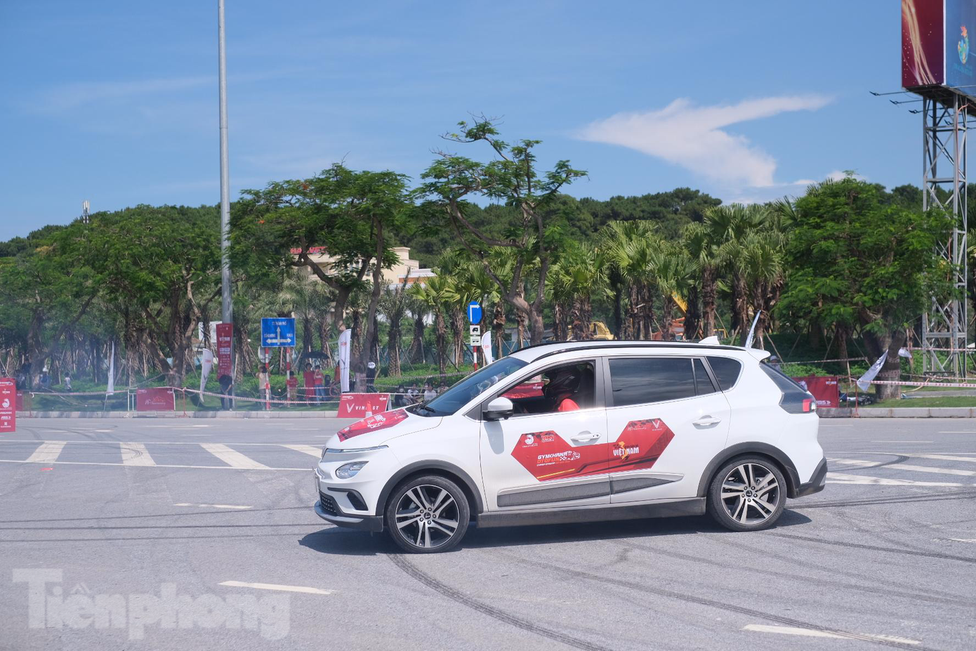 Vinfast VF e34 là mẫu xe điện thông minh đầu tiên đến từ Việt Nam. Nó sử dụng động cơ điện sản sinh công suất 110 kW (147 mã lực), tương đương động cơ xăng 2.0 lít và mô-men xoắn 242 Nm. Vinfast VF e34 là mẫu xe điện thông minh đầu tiên đến từ Việt Nam. Nó sử dụng động cơ điện sản sinh công suất 110 kW (147 mã lực), tương đương động cơ xăng 2.0 lít và mô-men xoắn 242 Nm.