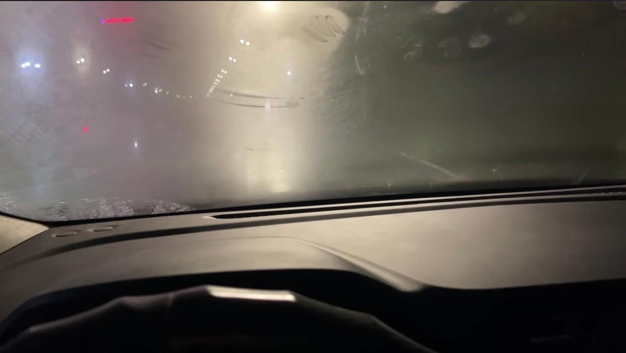 Kính bị mờ do hơi nước sẽ giảm tầm nhìn của người lái, gây mất an toàn giao thông.