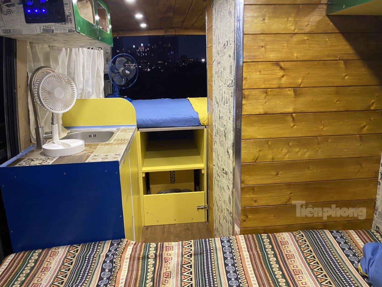 Nội thất trong xe được hoàn thiện đồng bộ bằng gỗ. Nội thất trong xe được hoàn thiện đồng bộ bằng gỗ.