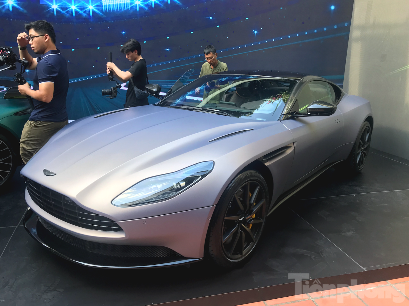 Nhân vật điệp viên 007 James Bond từng sử dụng DB5, DBS Superleggera trong các bộ phim ăn khách. Đến nay, phiên bản nâng cấp của DB11 đã có mặt tại thị trường trong nước.