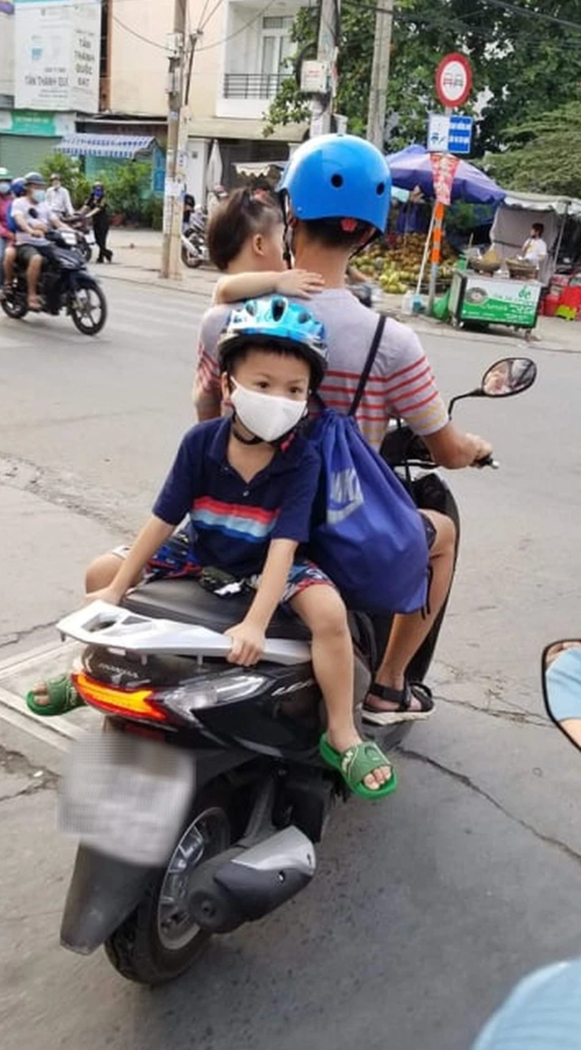 Trẻ em thường hiếu động và luôn muốn làm nên những điều khác biệt trong cuộc sống nhưng không phải lúc nào người lớn cũng có thể chiều theo ý chúng. Trong bức ảnh này, người đàn ông còn bế thêm một bé gái phía trước, khiến khả năng lái xe của anh sẽ bị giảm đáng kể.