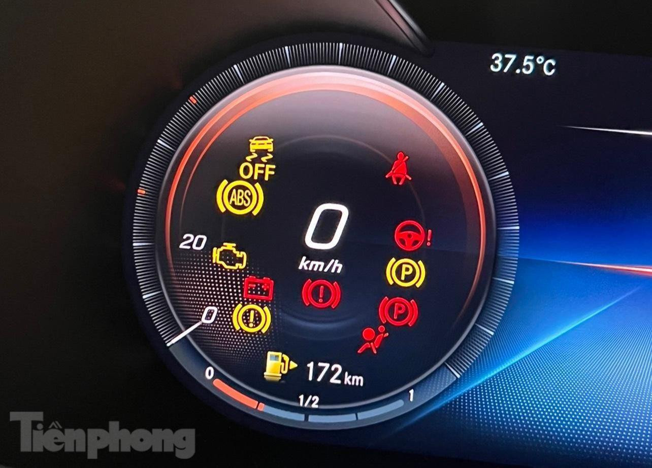 Mỗi lần dừng đột ngột, bảng táp lô trên chiếc Mercedes GLC 300 đã báo lỗi vận hành.
