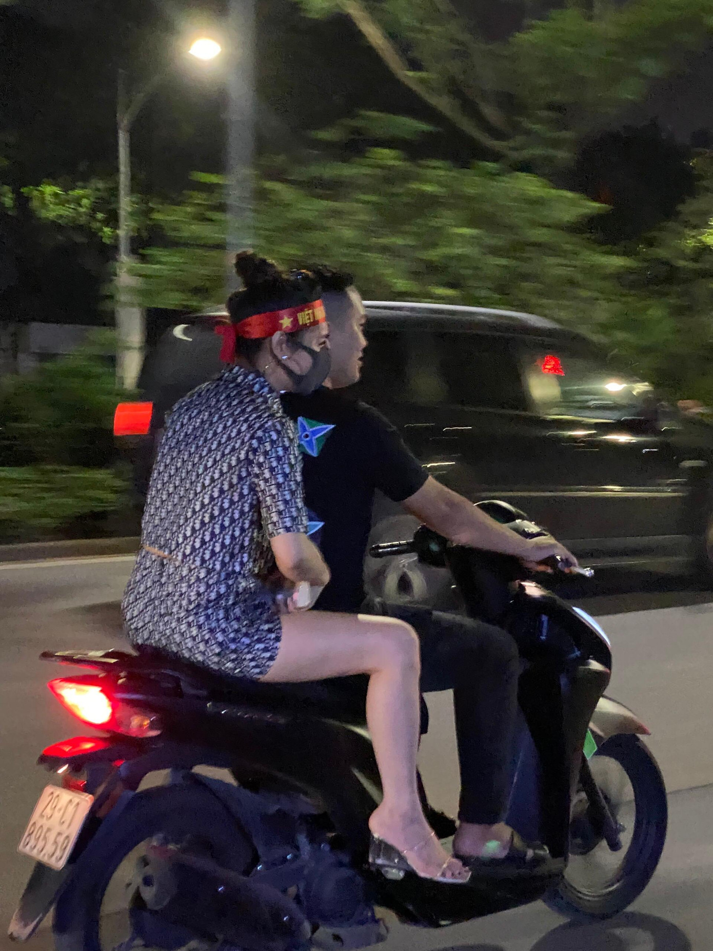 Phóng tốc độ cao, lạng lách đánh võng và không đội mũ bảo hiểm là những hành vi dễ bắt gặp khi xuống đường 'đi bão'.