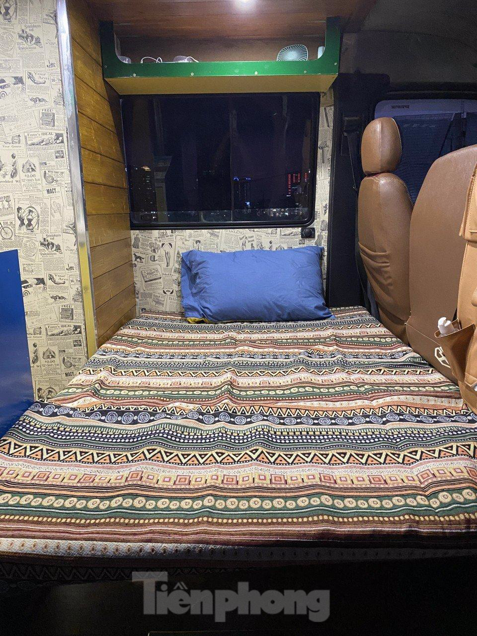 Khu vực sau ghế lái đồng thời là giường nhỏ cho trẻ em. Khu vực sau ghế lái đồng thời là giường nhỏ cho trẻ em.