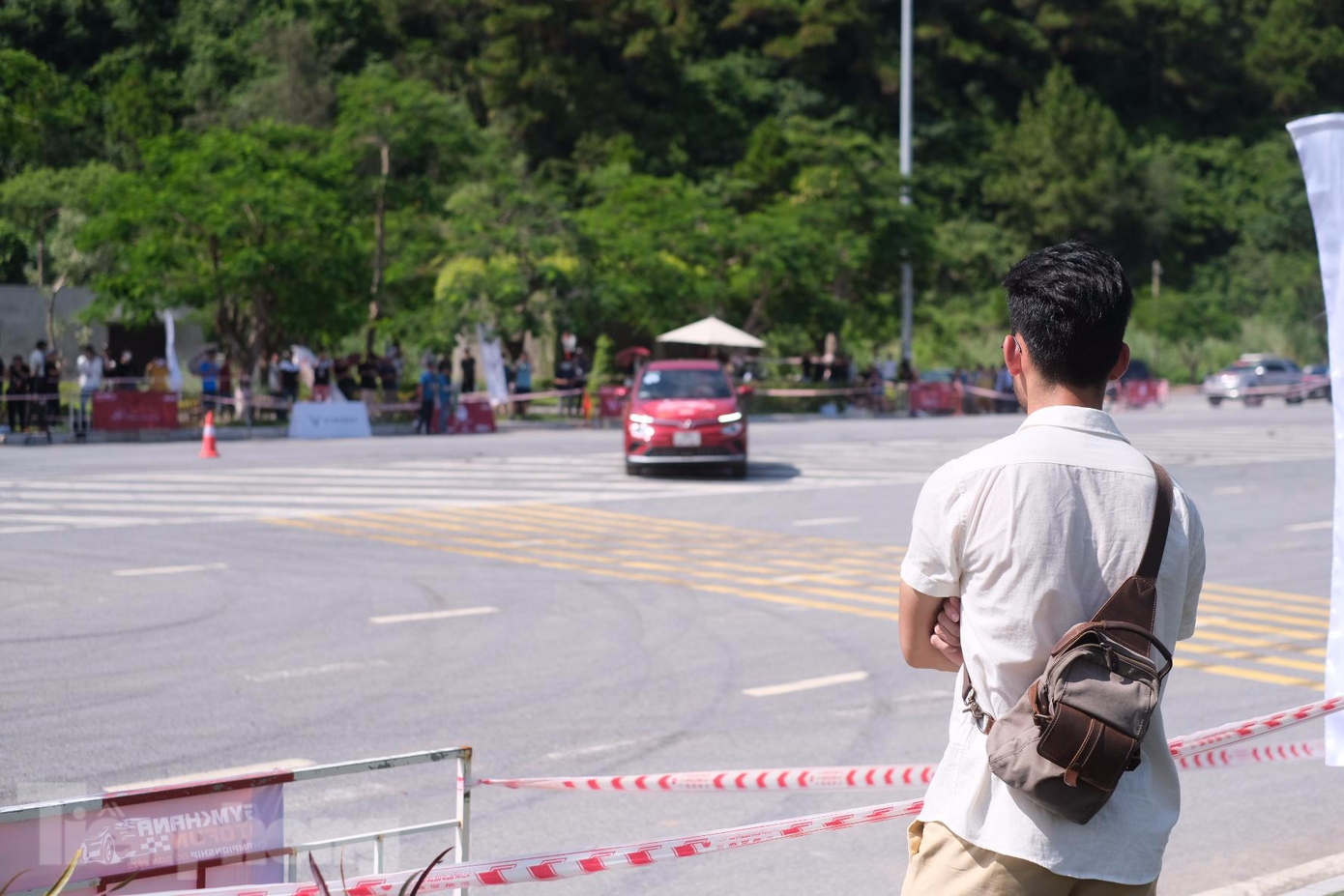 Anh Hưng, một cổ động viên di chuyển từ Hà Nội về Đồ Sơn, Hải Phòng để tận mắt chứng kiến cuộc thi cho biết: "Dù chưa bao giờ trực tiếp xem một giải đấu Gymkhana trong nước, mình luôn quan tâm các thông tin liên quan tới cuộc thi này qua báo chí và mạng xã hội. Vì vậy, khi biết được giải đấu sẽ tổ chức tại Hải Phòng, mình đã quyết tâm đến tận nơi để theo dõi". "Với mình, giải đấu năm nay hết sực ấn tượng khi buổi sáng các tay đua mang tới những chiếc xe hiếm có khó tìm của riêng họ để thi đấu vòng loại trong khi ở vòng chung kết họ phải làm quen với những chiếc xe điện hết sức mới lạ. Theo mình, ở các lượt đấu cuối cùng, kỹ năng điều khiển là điều tiên quyết giúp các tay đua giành thắng cuộc". Anh Hưng, một cổ động viên di chuyển từ Hà Nội về Đồ Sơn, Hải Phòng để tận mắt chứng kiến cuộc thi cho biết: "Dù chưa bao giờ trực tiếp xem một giải đấu Gymkhana trong nước, mình luôn quan tâm các thông tin liên quan tới cuộc thi này qua báo chí và mạng xã hội. Vì vậy, khi biết được giải đấu sẽ tổ chức tại Hải Phòng, mình đã quyết tâm đến tận nơi để theo dõi". "Với mình, giải đấu năm nay hết sực ấn tượng khi buổi sáng các tay đua mang tới những chiếc xe hiếm có khó tìm của riêng họ để thi đấu vòng loại trong khi ở vòng chung kết họ phải làm quen với những chiếc xe điện hết sức mới lạ. Theo mình, ở các lượt đấu cuối cùng, kỹ năng điều khiển là điều tiên quyết giúp các tay đua giành thắng cuộc".