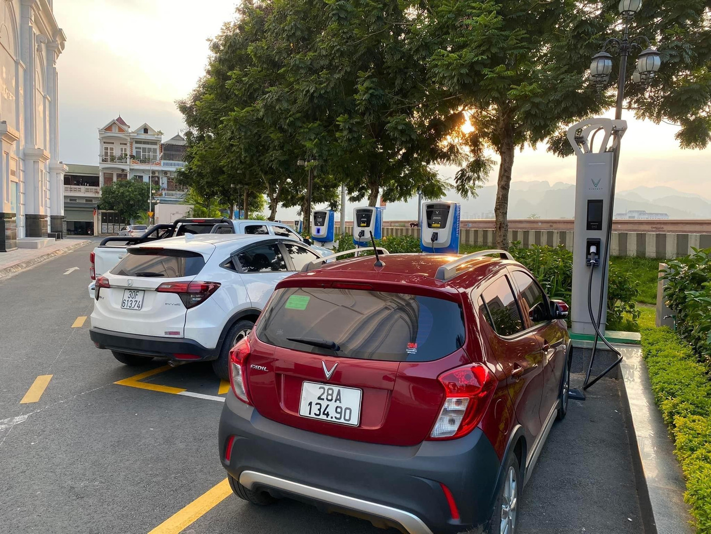 Dù đã được Tiền Phong phản ánh về hiện tượng ô tô chiếm vị trí sạc điện, nhiều tài xế vẫn tiếp tục thực hiện hành vi này, khiến những khó khăn thêm gia tăng đối với các chủ sở hữu EV. Ảnh: Otofun.