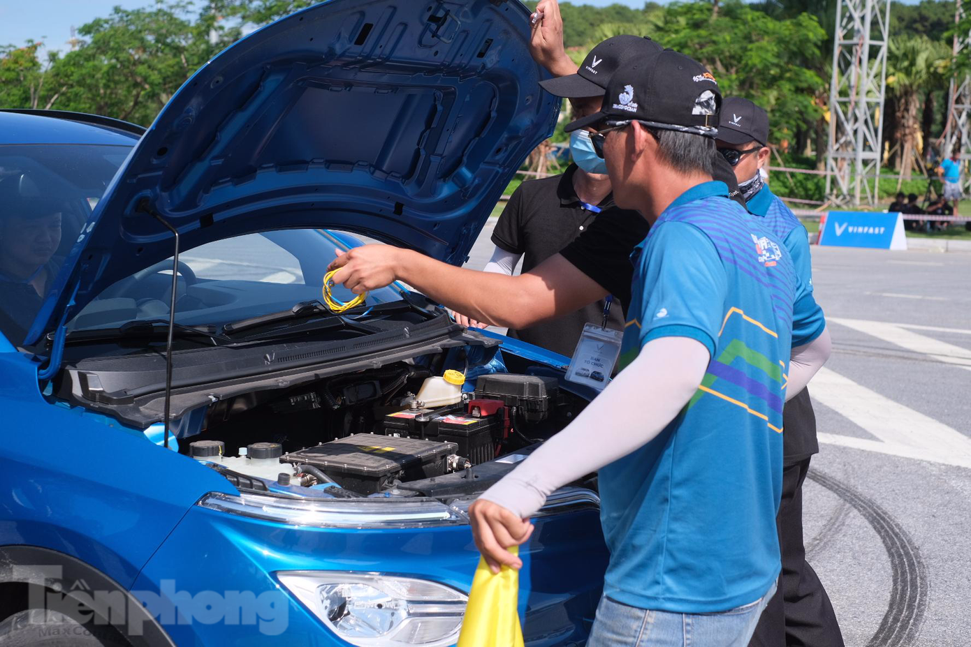 Do phải hoạt động hết công suất, chỉ cần một thao tác sai lầm của các tay đua cũng có thể khiến VF e34 gặp sự cố. Tuy nhiên, đội ngũ kỹ thuật giải đấu đã rất nhanh chóng khắc phục vấn đề, giúp cuộc thi diễn ra đúng như kế hoạch ban đầu. Trả lời Tiền Phong, một kỹ thuật viên nói: “Vì xe đua truyền thống hầu hết đều sử dụng cần số, vận động viên rất dễ để thao tác tiến, lùi. Nhưng khi sử dụng xe điện, bộ phận điều chỉnh số có dạng núm xoay khiến các tay đua chưa thể làm quen hoàn toàn. Trong tình huống xe va phải chướng ngại vật, vận động viên đã ấn phải nút tắt nguồn xe rồi ngay lập tức khởi động lại và đạp thốc ga, khiến chiếc xe rơi vào tình trạng sốc nguồn điện”. Do phải hoạt động hết công suất, chỉ cần một thao tác sai lầm của các tay đua cũng có thể khiến VF e34 gặp sự cố. Tuy nhiên, đội ngũ kỹ thuật giải đấu đã rất nhanh chóng khắc phục vấn đề, giúp cuộc thi diễn ra đúng như kế hoạch ban đầu. Trả lời Tiền Phong, một kỹ thuật viên nói: “Vì xe đua truyền thống hầu hết đều sử dụng cần số, vận động viên rất dễ để thao tác tiến, lùi. Nhưng khi sử dụng xe điện, bộ phận điều chỉnh số có dạng núm xoay khiến các tay đua chưa thể làm quen hoàn toàn. Trong tình huống xe va phải chướng ngại vật, vận động viên đã ấn phải nút tắt nguồn xe rồi ngay lập tức khởi động lại và đạp thốc ga, khiến chiếc xe rơi vào tình trạng sốc nguồn điện”.