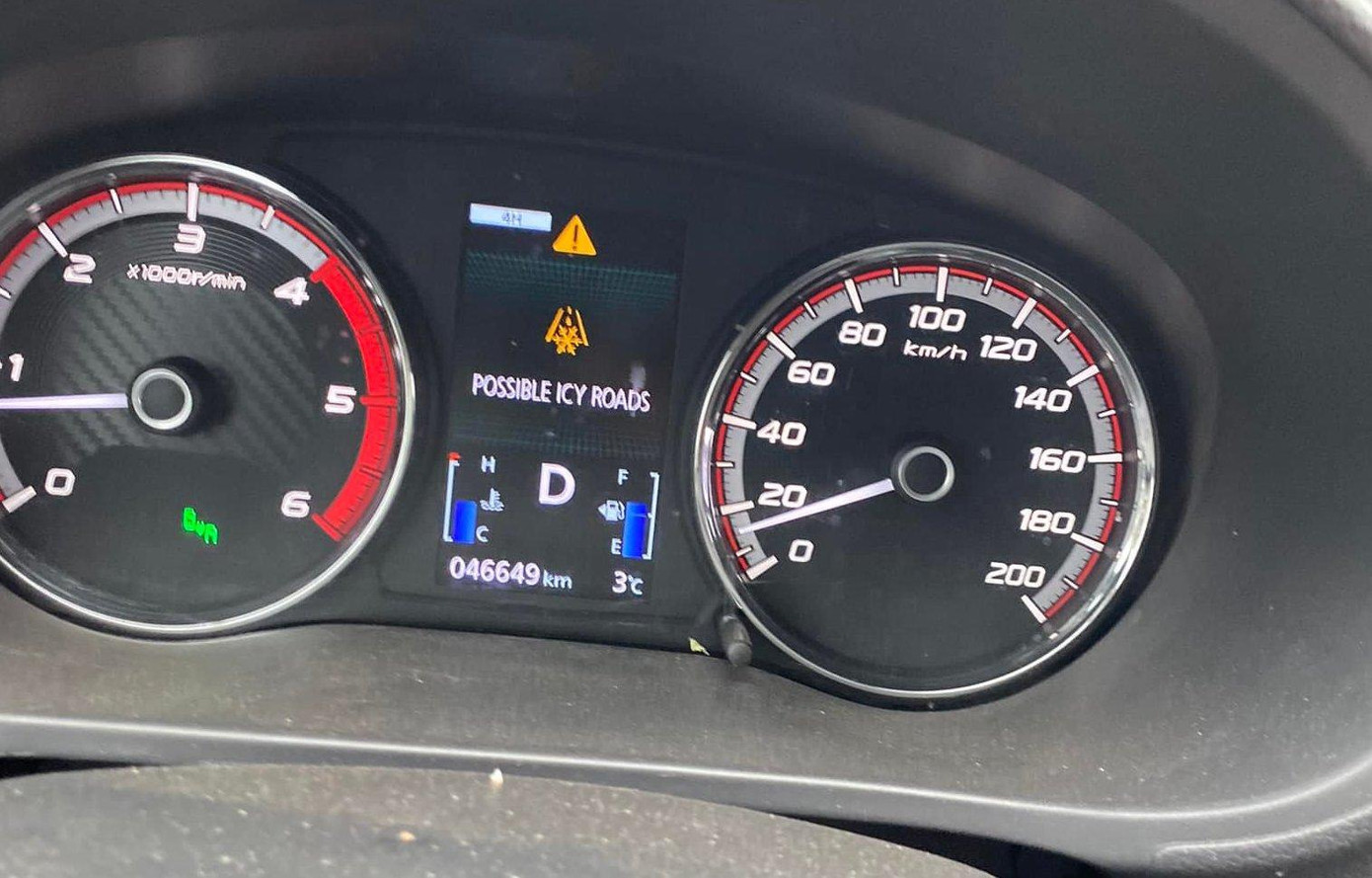 Đèn cảnh báo đường đóng băng có trên chiếc bán tải của anh Nhựt. Đèn cảnh báo đường đóng băng có trên chiếc bán tải của anh Nhựt.