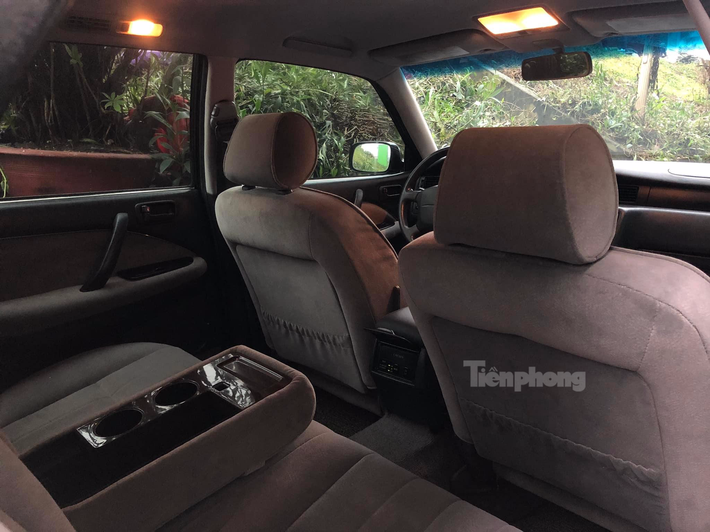 Phần nội thất bên trong xe vẫn giữ nhiều đường nét tinh tế, sang trọng của mẫu xe cổ đắt tiền. Sự độc đáo nhất chắc hẳn là hầu hết bề mặt đều được bọc nhung, một chất liệu hiếm thấy ở các dòng xe sang hiện đại.